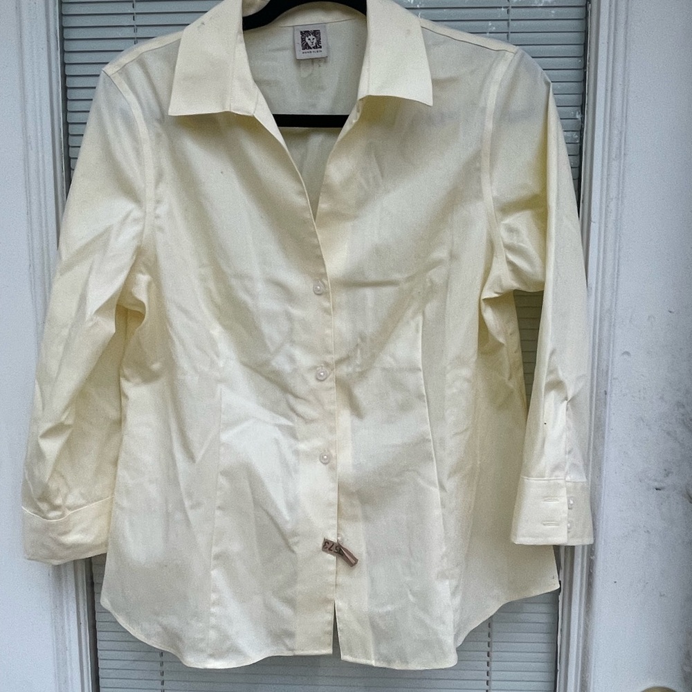 Anne Klein pale yellow Top with Lion Logo Tag